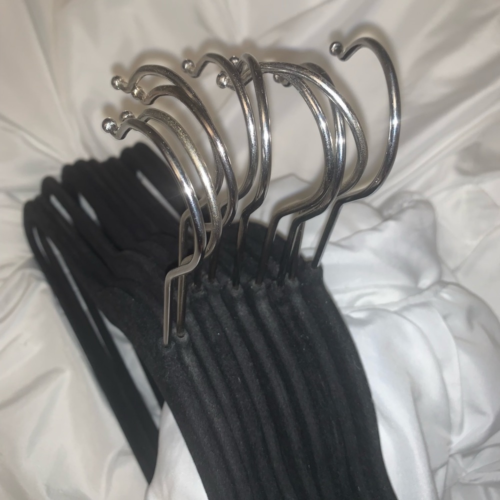 Black velvet hangers (6)) 10packs (used good condition) 60 Total - Picture 5 of 14